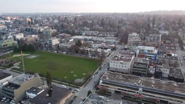 Вид Воздуха Зеленую Игровую Площадку Окружающими Крышами Северной Америке — стоковое видео
