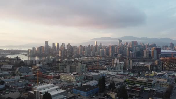 Opening Shot Van Vancouver Centrum Met Zichtbare Bergen Tijdens Zonsondergang — Stockvideo