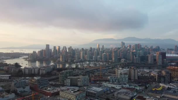 Fliegen Richtung Brücke Mit Vancouver Innenstadt Hintergrund — Stockvideo