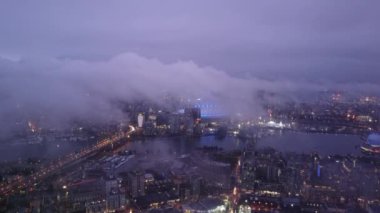 Vancouver şehir merkezindeki yoğun bulut. Gün batımının mor ışığı yukarıdan vuruyor.