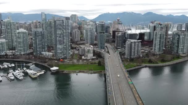 Vancouver Centrum Utsikt Från Ovan Cambie Bron Den Normala Dagstrafiken — Stockvideo