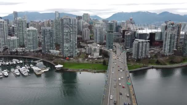 Flyg Över Cambie Bron Med Den Natursköna Utsikten Över Vancouver — Stockvideo