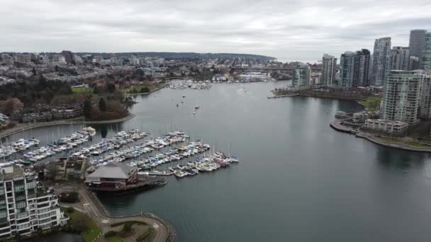 Flygfoto Över Småbåtshamnen Och Byggnader Vancouver Mulen Dag — Stockvideo