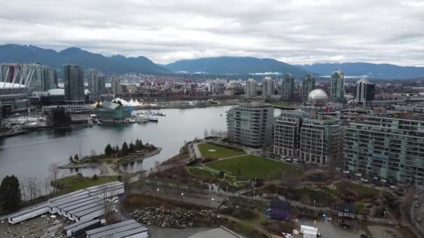 Flygfoto Över False Creek Vancouver Med Utsikt Över Hamnen Och — Stockvideo