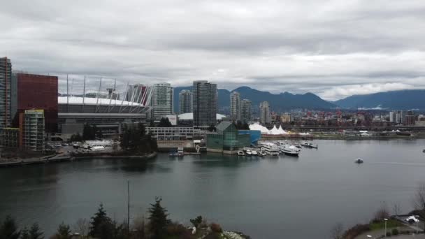 Repüljön False Creek Azzal Kilátással Vancouver Belváros Kikötő Hegyek Háttérben — Stock videók