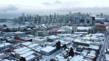 Vancouver şehir merkezinde kış manzarası ve ticari binaların çatıları