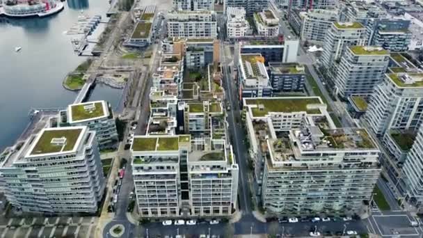 Voar Baixo Sobre Edifícios Vancouver Com Grama Verde Nos Telhados — Vídeo de Stock