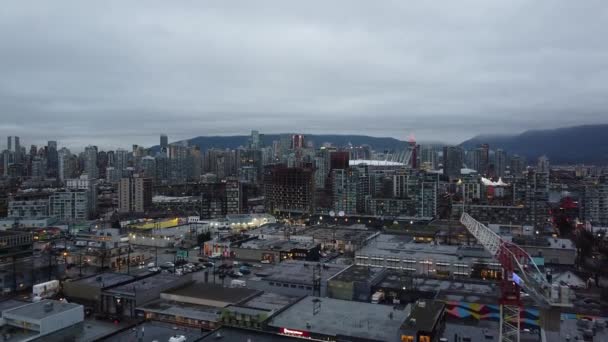 Flyg Mot Kontruktionsplatsen Nära Kranen Vancouver Centrum Och Berg Bakgrunden — Stockvideo