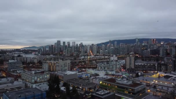 Vista Aérea Nocturna Del Centro Vancouver Con Tráfico Puente Cambie — Vídeos de Stock