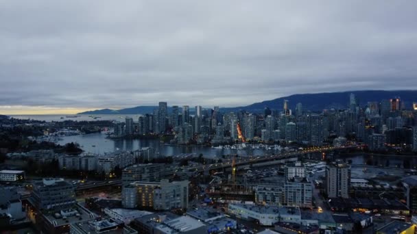 Flyg Mot Kvällen Vancouver Centrum Över Bron — Stockvideo