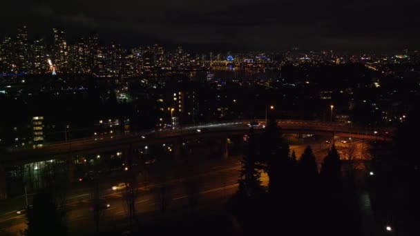 橋と背景にダウンタウンと夜の道路 — ストック動画