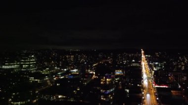 Vancouver 'ın ortasında büyük, aydınlık bir otoyol.