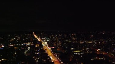 Çevresindeki trafik ve karanlık mahallelerle otoyol