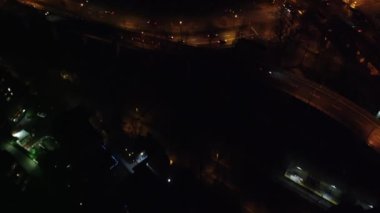 Farklı yöndeki yollar ve Kanada 'daki trafik kesişiyor