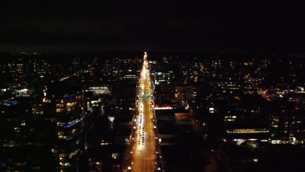 Vista Aérea Estrada Brilhante Noite Sobre Cidade Escura — Vídeo de Stock