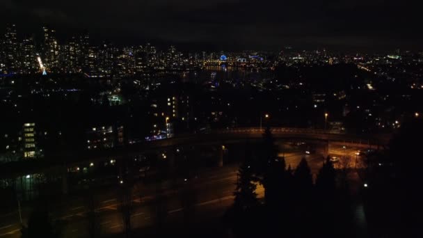 Survolez Autoroute Avec Ouverture Centre Ville Dans Nuit — Video