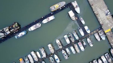 Balıkçı tekneleriyle marinanın üzerinden uç.