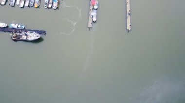 Marina ve balıkçı pazarının üzerinden uç.