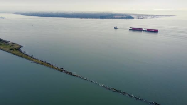 Boot Mit Zwei Containern Bewegt Sich Langsam Stillen Wasser — Stockvideo