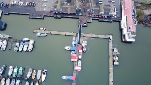 Voar Sobre Pequeno Cais Com Calçadão Barcos — Vídeo de Stock