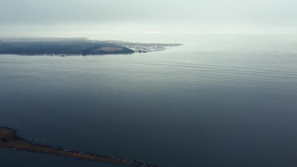 小岛上的景色和平静的河水 — 图库视频影像