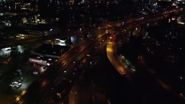 夜间交通繁忙的公路的空中景观 — 图库视频影像