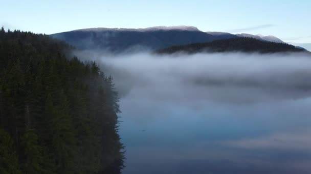 Bos Meer Bedekt Met Mist Ochtend Bergen Ver Weg — Stockvideo