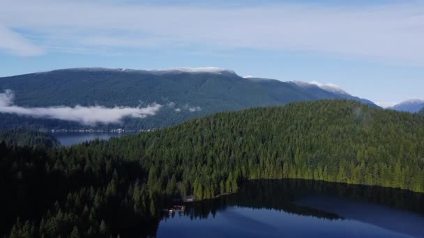 Fly Mot Fjellene Åser Dekket Med Grønn Skog Liten Innsjø – stockvideo