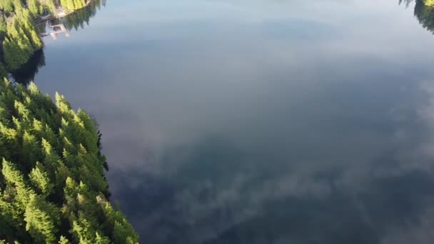 倒映着云彩和周围绿林的倒影的镜面湖景 — 图库视频影像