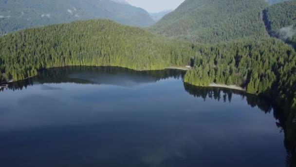 Uitzicht Vanuit Lucht Het Rustige Meer Met Bergen Erachter — Stockvideo