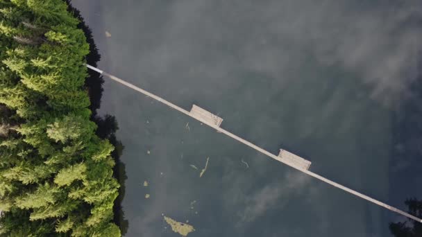 Lago Cristallino Con Riflesso Delle Nuvole Vola Dal Molo — Video Stock