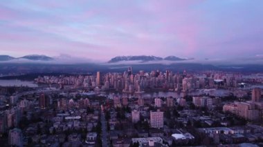 Vancouver şehir merkezindeki güzel mor ışıkta hava manzarası.