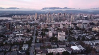 Mor gün batımında Vancouver şehir merkezinin hava manzarası