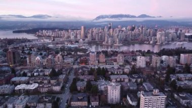 Vancouver Mahallesi 'nin hava görüntüsü. Birkaç arabalı ve akşam şehir merkezinde.