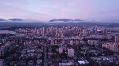 Vancouver şehir merkezinde, arka planda dağlar olan hava manzarası.