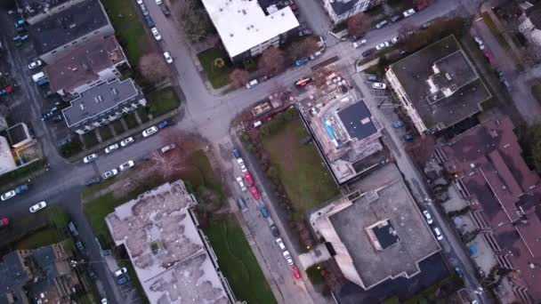 Park Etmiş Arabaları Binaları Olan Amerikan Caddelerinin Aşağı Manzarası — Stok video