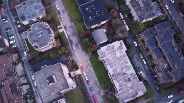 在温哥华小区的建筑物和停放的汽车上空盘旋 — 图库视频影像