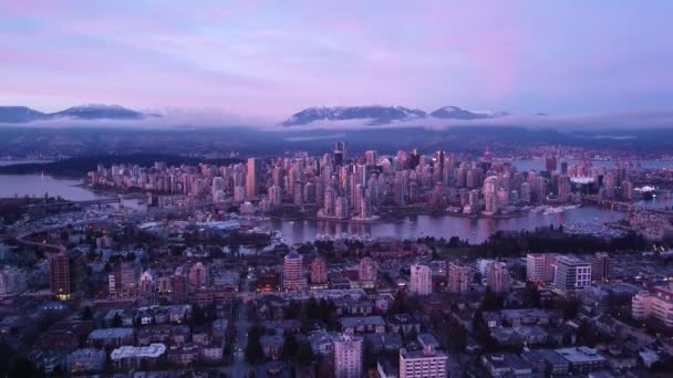 Solnedgång Lila Moln Över Vancouver Centrum Och Bergen — Stockvideo