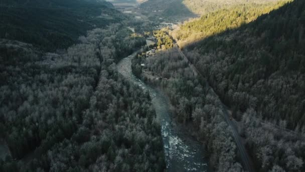 Tiro Épico Rio Rápido Entre Montanhas Árvores Canadenses Inverno Uma — Vídeo de Stock