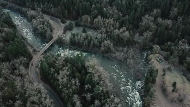 Vola Sopra Strada Forma Una Piccola Auto Che Attraversa Ponte — Video Stock