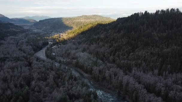 Vista Aérea Sobre Valle Con Bosque Blanco Otoño Río Rápido — Vídeos de Stock