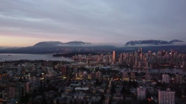 Vancouver şehir merkezi ve Mount Pleasant bölgesinin havadan görüntüsü
