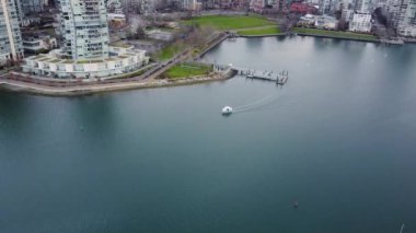 Vancouver 'daki False Creek' in sakin sularında küçük beyaz bir tekne.