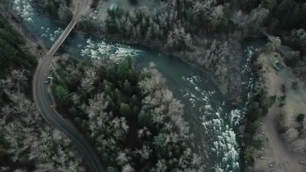Αεροφωτογραφία Των Ποταμών Και Της Μικρής Γέφυρας Που Διασχίζει — Αρχείο Βίντεο