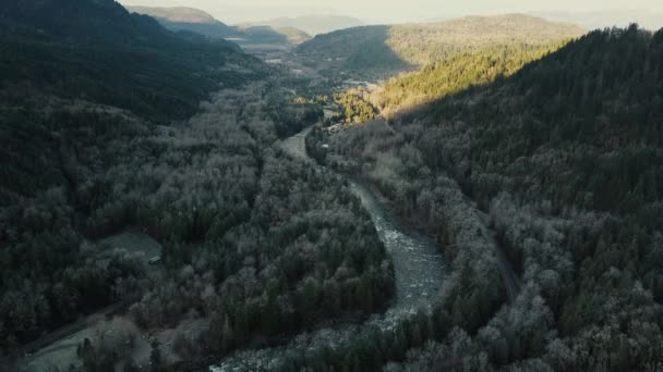 Voe Sobre Rio Rápido Entre Montanhas Cobertas Com Árvores Queda — Vídeo de Stock