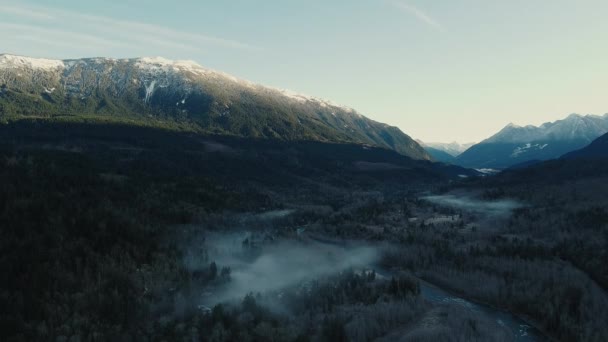 在加拿大美丽的山谷里 山顶上覆盖着白雪 阴云密布江面 — 图库视频影像
