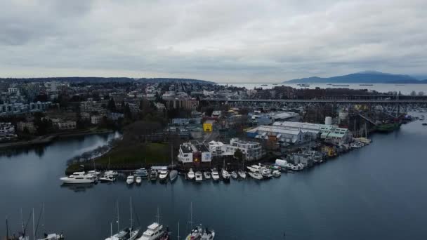 Vlieg Granville Eiland Met Boten Jachthaven Brug Met Het Verkeer — Stockvideo