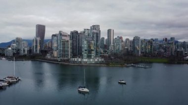 Vancouver şehir merkezinde ve False Creek 'te demirli yatlar