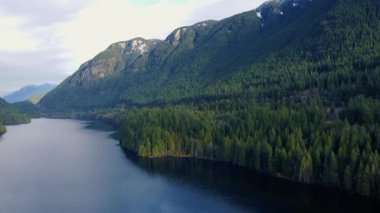 Çam ağaçları ve sakin nehirlerle kaplı dağlar