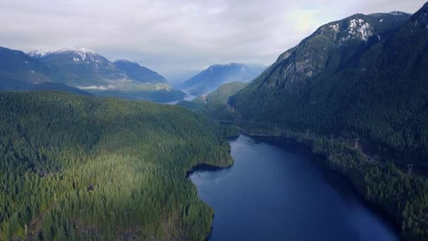 Vlieg Blauwe Rivier Heuvels Bedekt Met Groen Bos Omliggende Bergen — Stockvideo